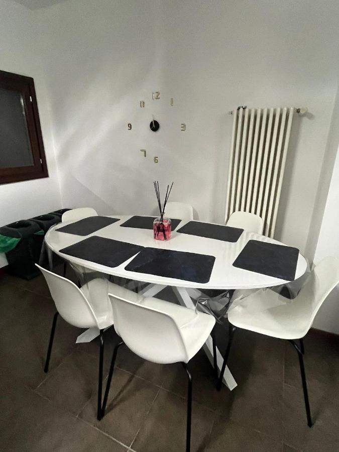 Home Sarenji Trivolzio Kültér fotó